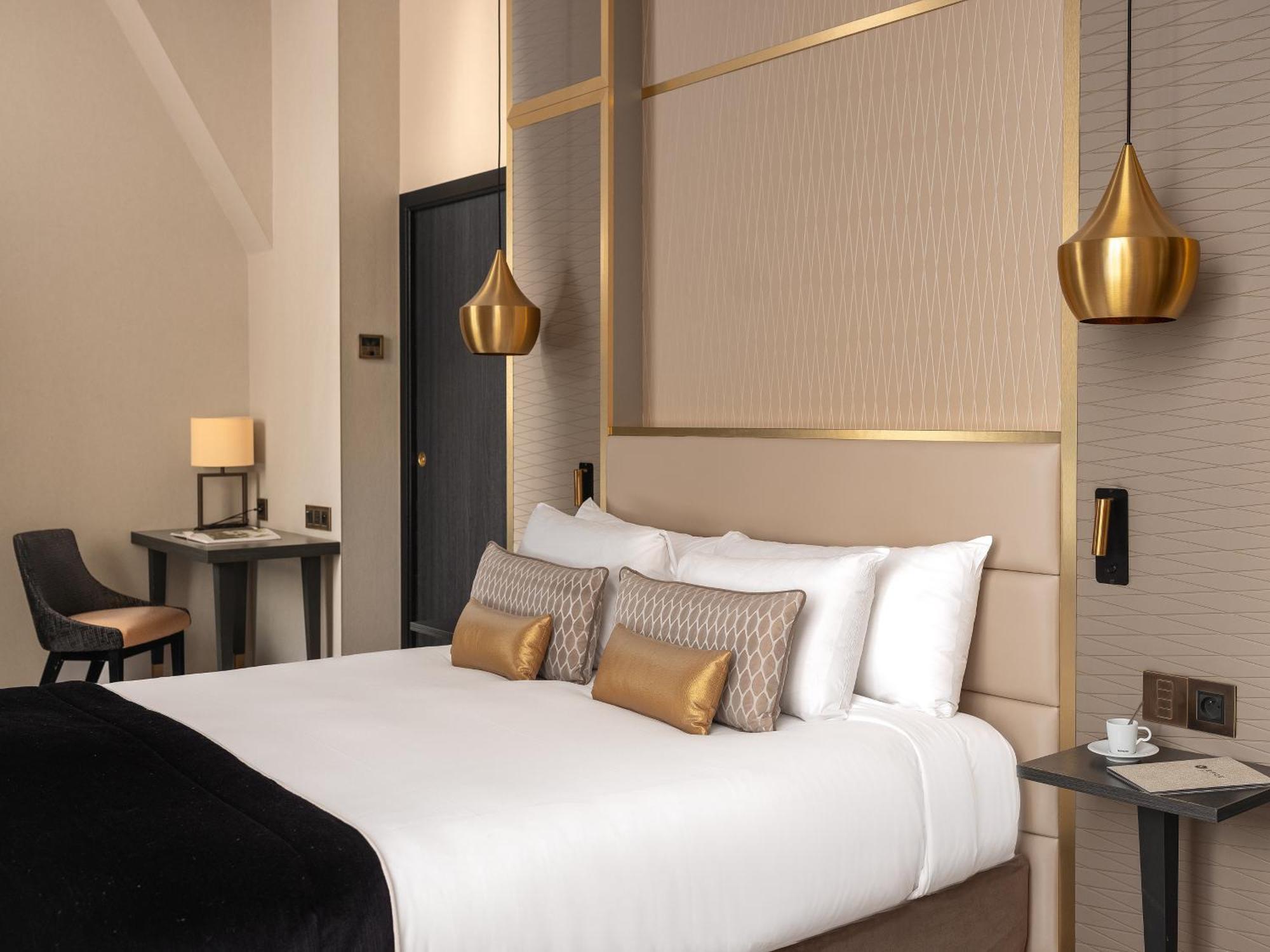Junior Queen Suite